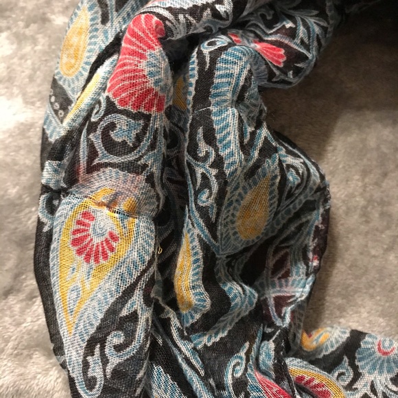 **Beautiful** Infinity Scarf! - Picture 3 of 3